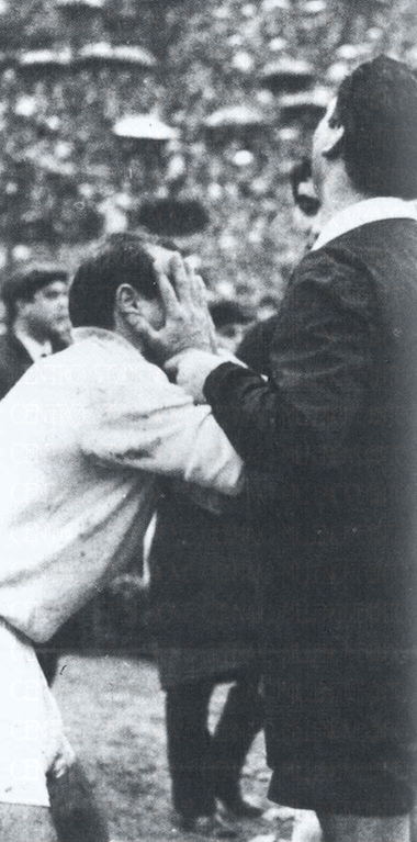 1962 4 marzo Lazio-Napoli 0-0 Seghedoni si dispera per la rete annullata dallarbitro Rigatowtm